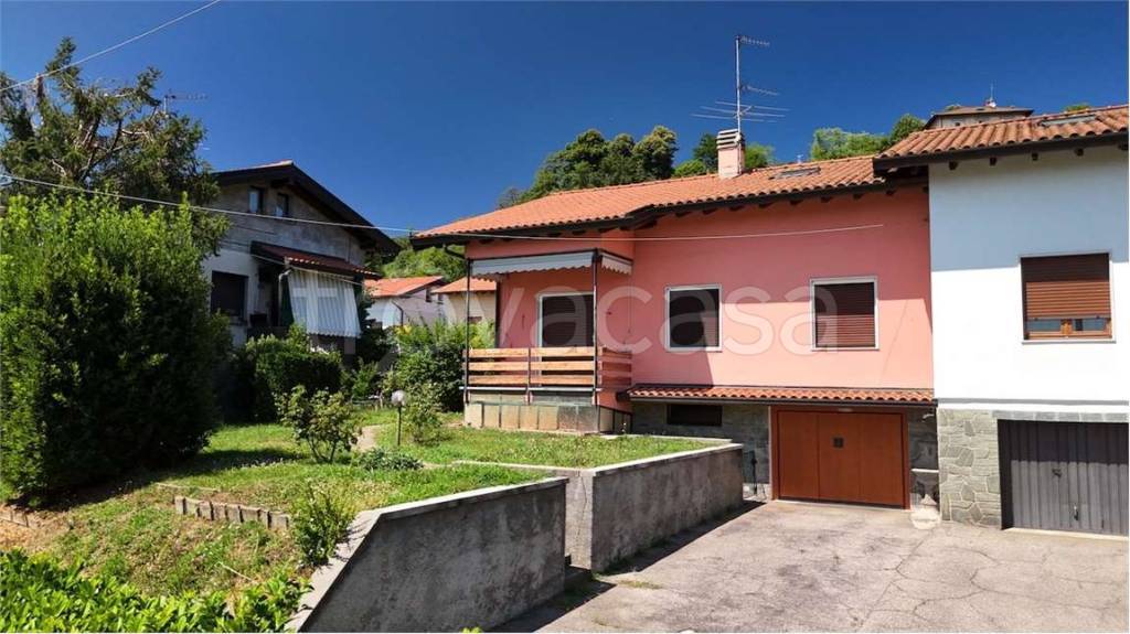 casa indipendente in vendita a Comerio