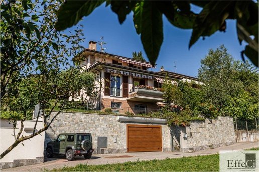 casa indipendente in vendita a Comerio