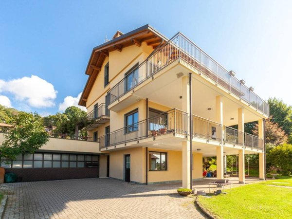 casa indipendente in vendita a Comerio