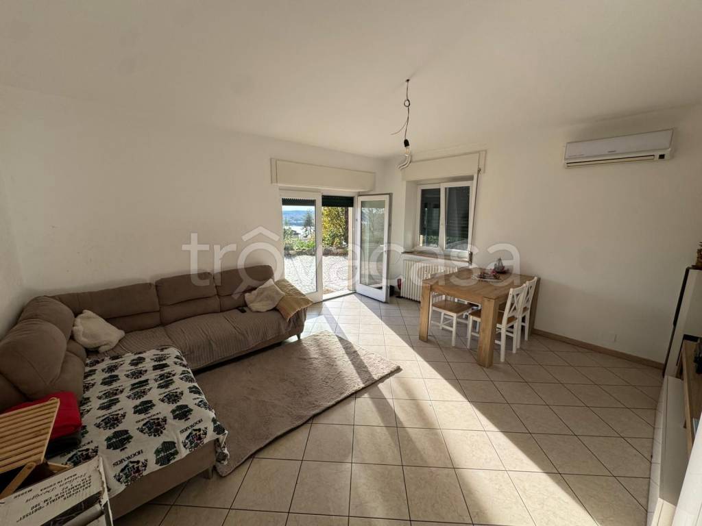 appartamento in vendita a Comerio in zona Orocco