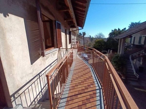 casa indipendente in vendita a Comerio