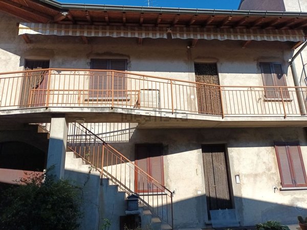 casa semindipendente in vendita a Comerio