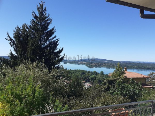 casa indipendente in vendita a Comerio