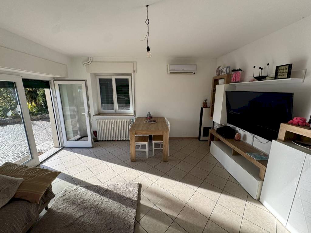 appartamento in vendita a Comerio in zona Orocco