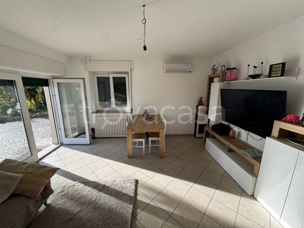 appartamento in vendita a Comerio in zona Orocco