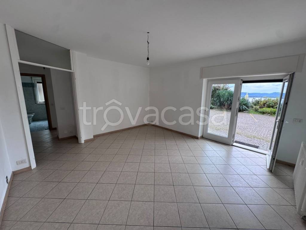 appartamento in vendita a Comerio in zona Orocco