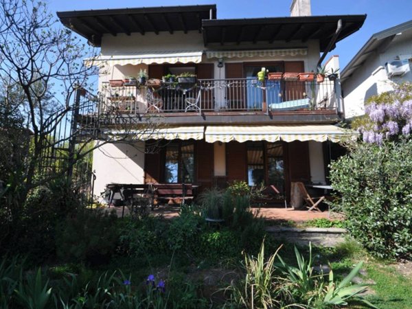 casa indipendente in vendita a Comerio