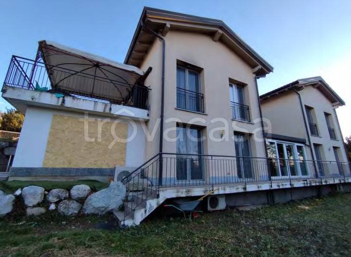 casa indipendente in vendita a Comerio