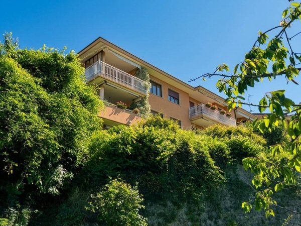 appartamento in vendita a Comerio in zona Vigne