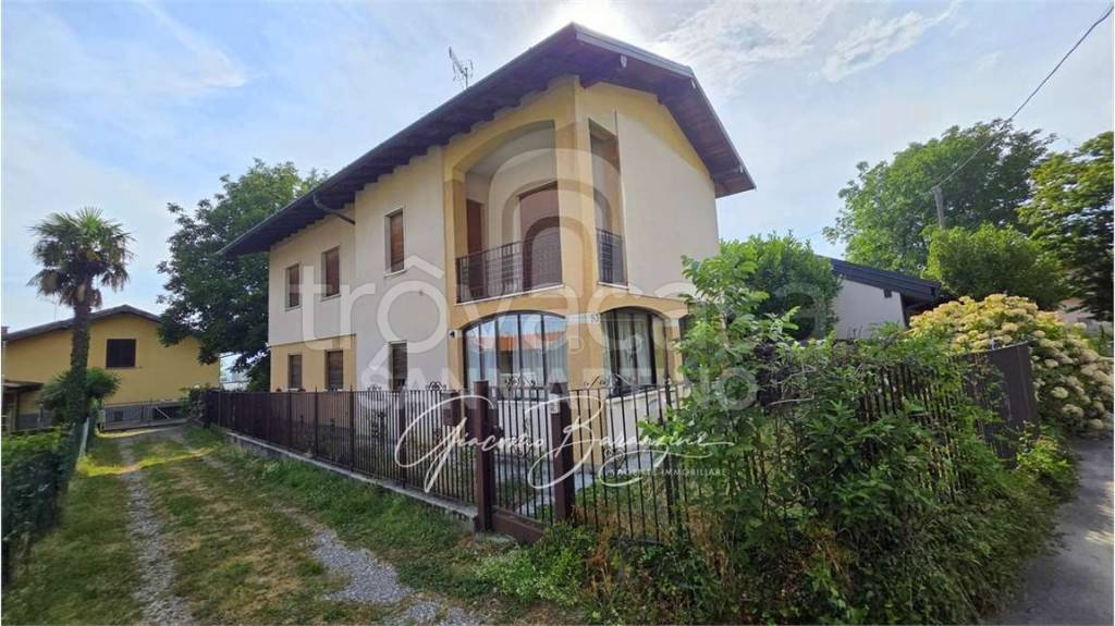 casa indipendente in vendita a Comerio in zona Vigne