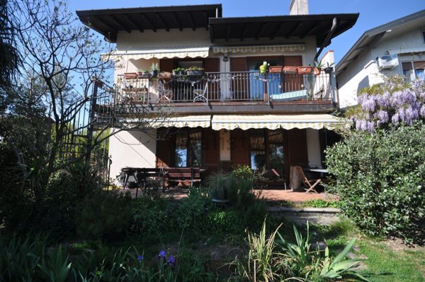 casa indipendente in vendita a Comerio