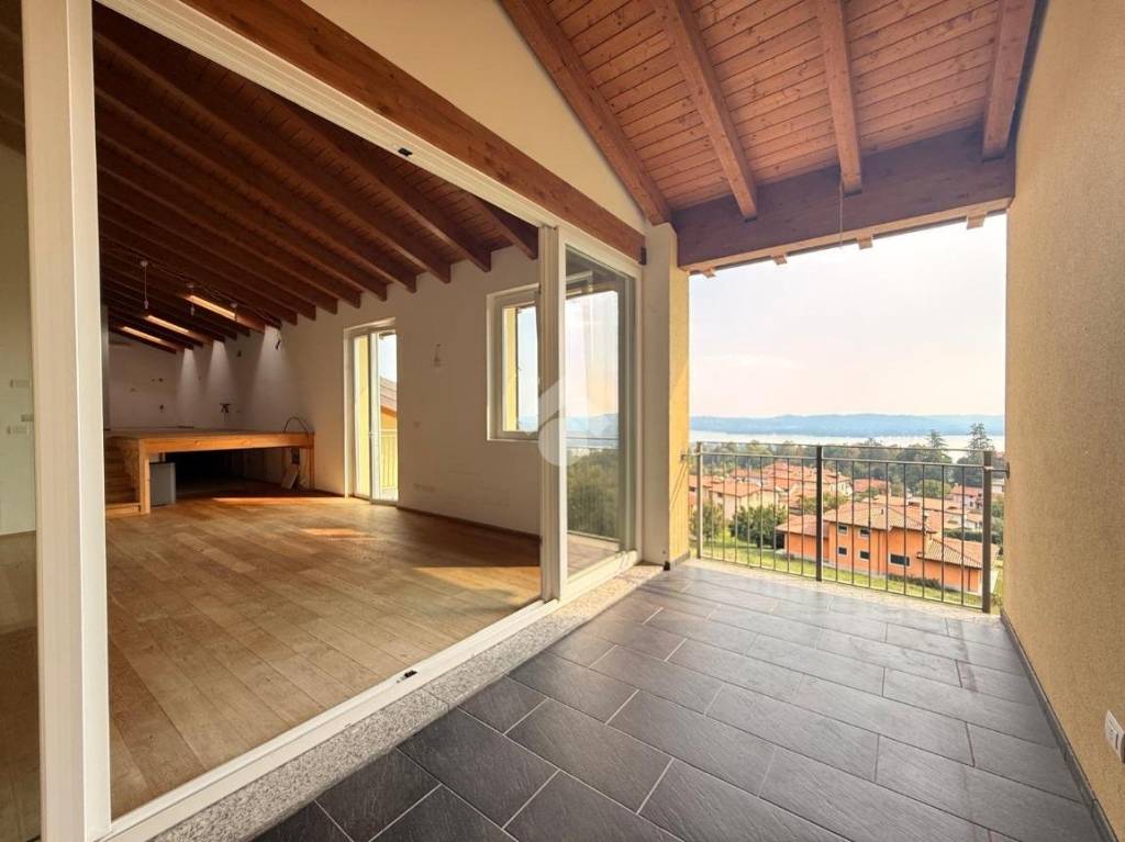 appartamento in vendita a Comerio in zona Vigne