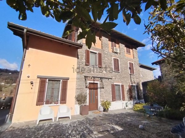 casa indipendente in vendita a Cremenaga