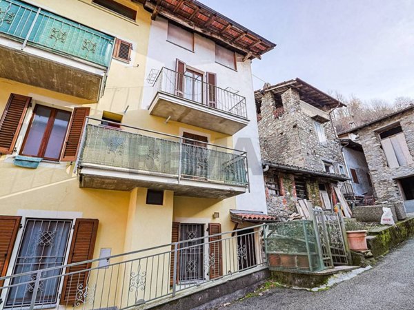 casa indipendente in vendita a Cremenaga