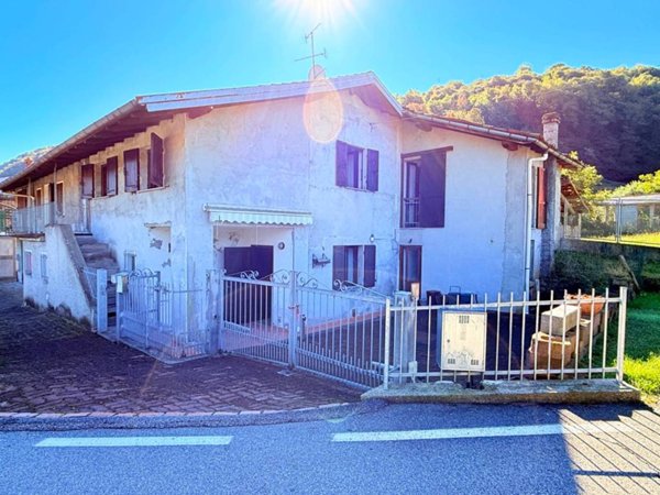 casa indipendente in vendita a Cremenaga