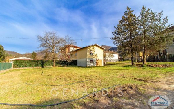 casa indipendente in vendita a Cremenaga