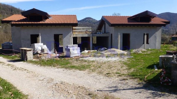 casa indipendente in vendita a Cremenaga