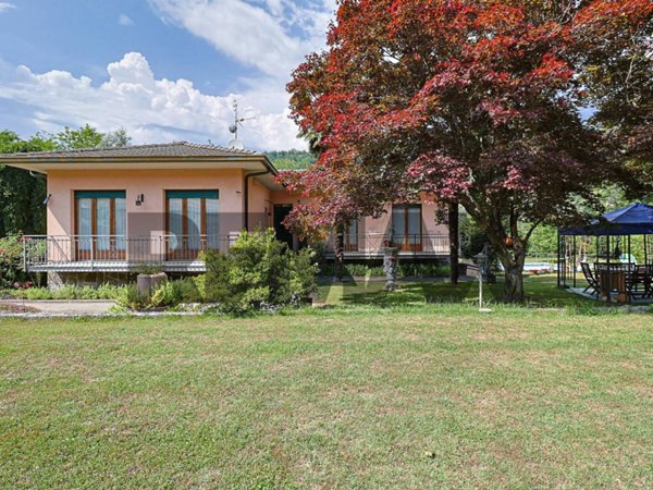 casa indipendente in vendita a Cremenaga
