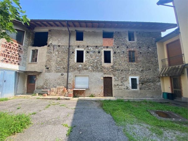 casa indipendente in vendita a Cremenaga
