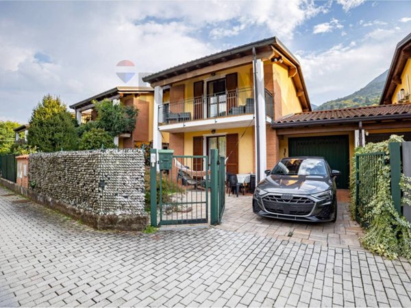 casa indipendente in vendita a Cremenaga