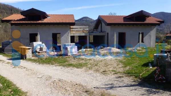 casa indipendente in vendita a Cremenaga