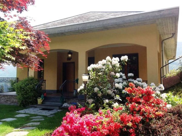 casa indipendente in vendita a Cuasso al Monte