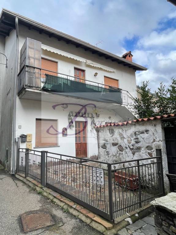 casa indipendente in vendita a Cuasso al Monte in zona Borgnana