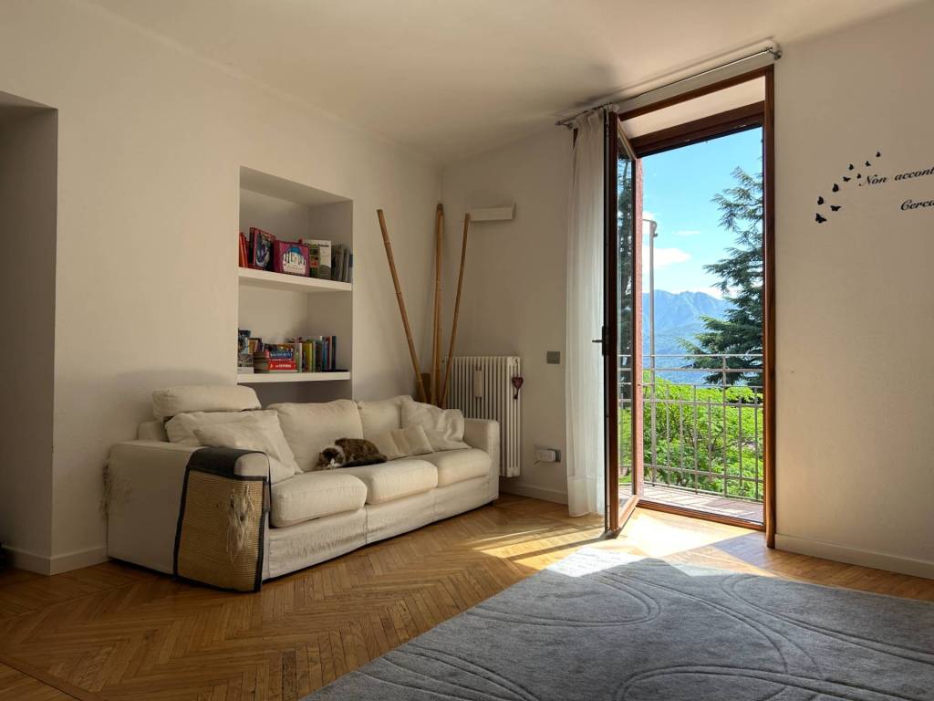 casa indipendente in vendita a Cuasso al Monte