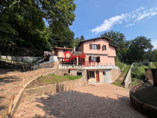 casa indipendente in vendita a Cuasso al Monte