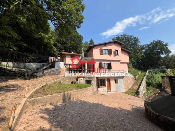 casa indipendente in vendita a Cuasso al Monte