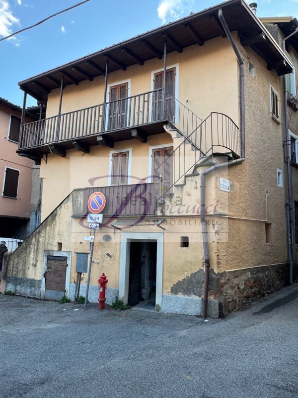 appartamento in vendita a Cuasso al Monte in zona Cuasso al Piano