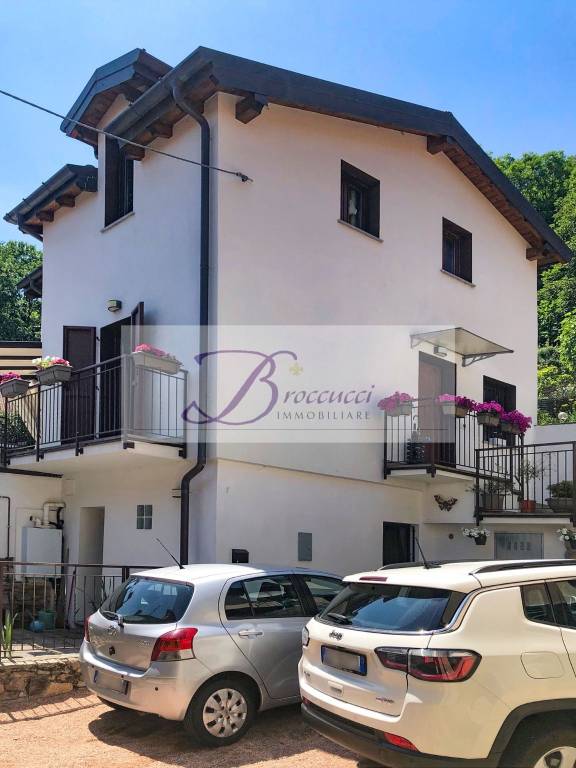 casa indipendente in vendita a Cuasso al Monte