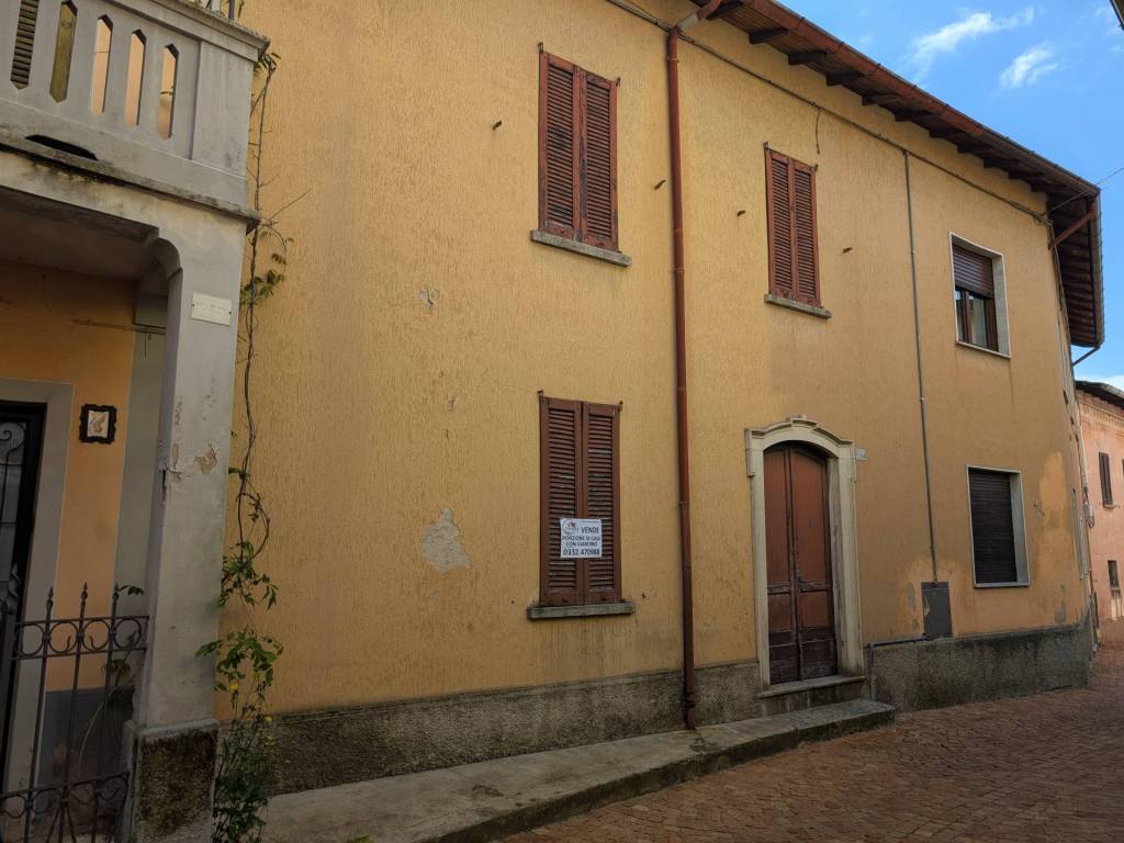 casa indipendente in vendita a Cuasso al Monte