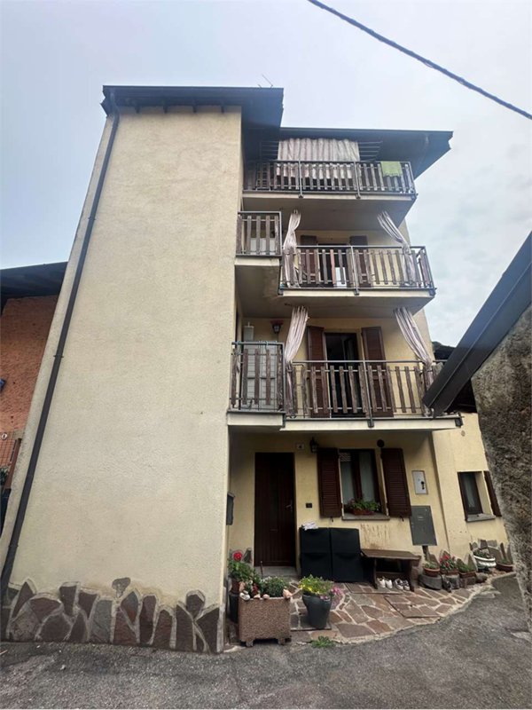 casa indipendente in vendita a Cuasso al Monte in zona Cuasso al Piano