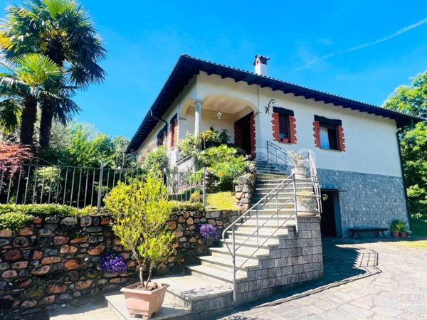 casa indipendente in vendita a Cuasso al Monte