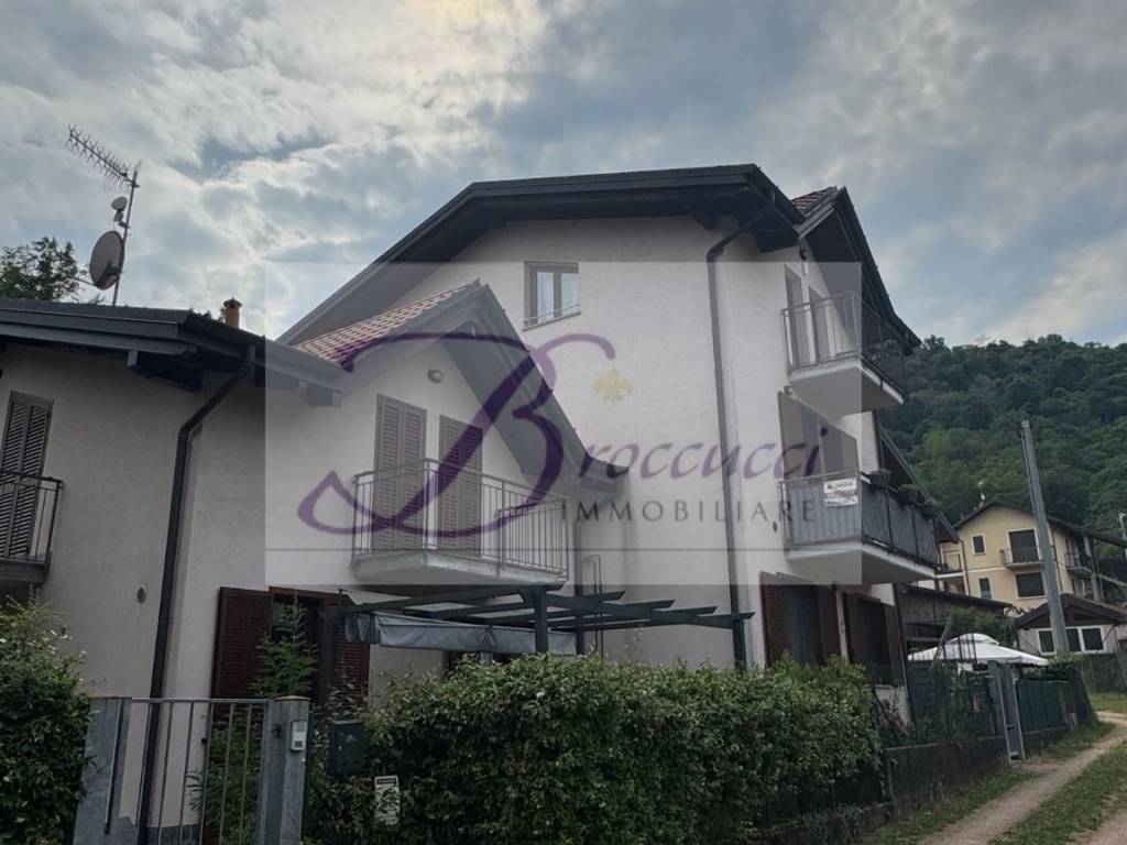 appartamento in vendita a Cuasso al Monte in zona Cuasso al Piano