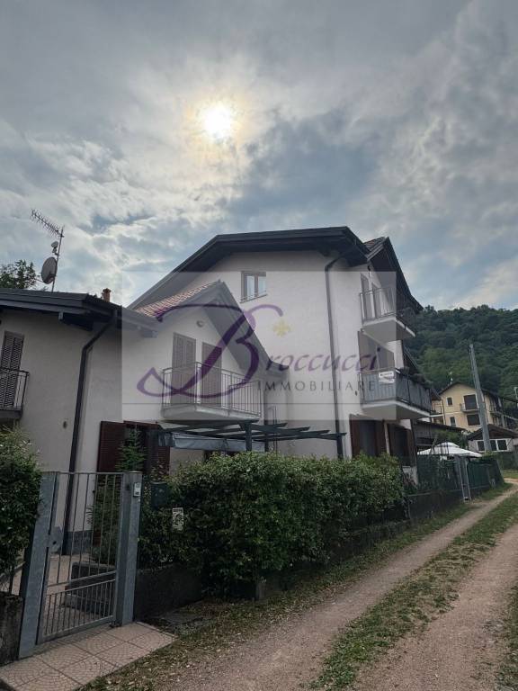 appartamento in vendita a Cuasso al Monte in zona Cuasso al Piano