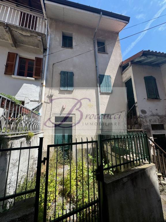 casa indipendente in vendita a Cuasso al Monte in zona Cavagnano