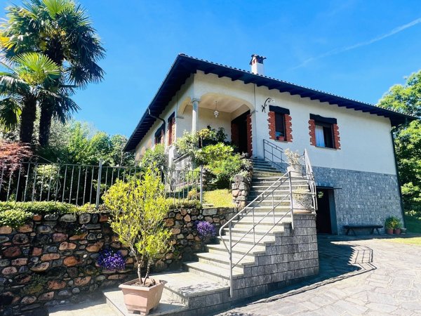 casa indipendente in vendita a Cuasso al Monte