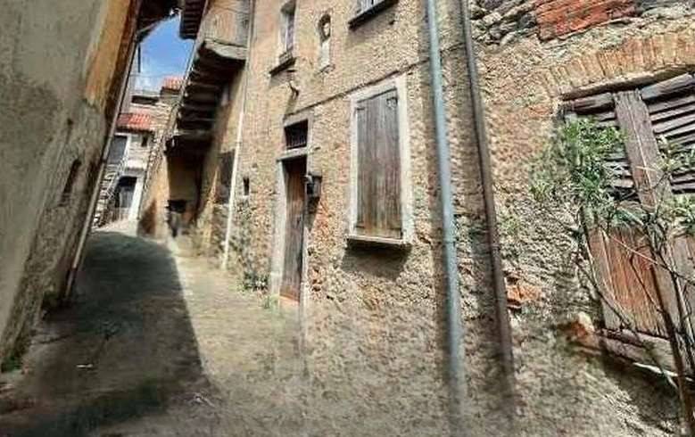casa indipendente in vendita a Cuasso al Monte