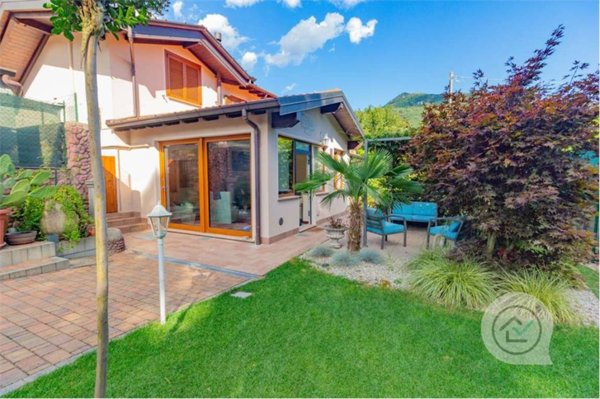 casa indipendente in vendita a Cuasso al Monte in zona Cuasso al Piano