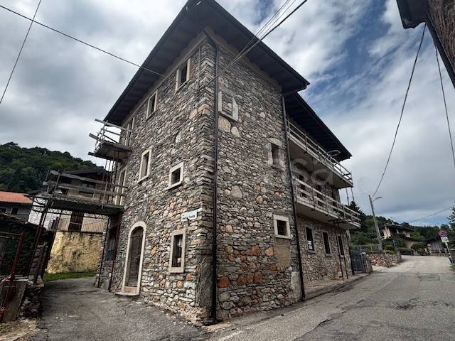casa indipendente in vendita a Cuasso al Monte