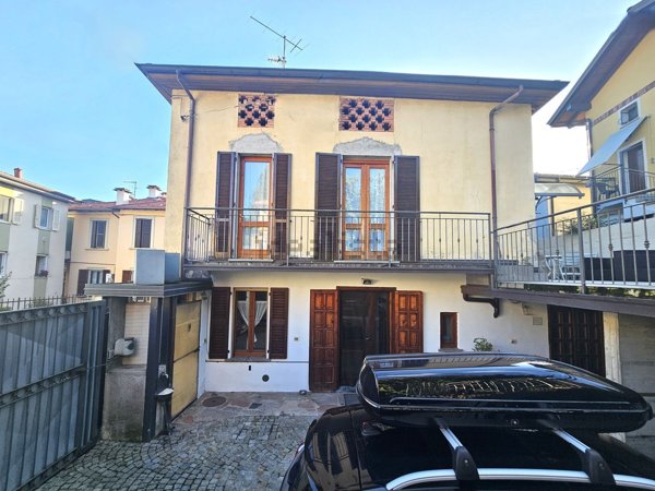 casa indipendente in vendita a Cuasso al Monte
