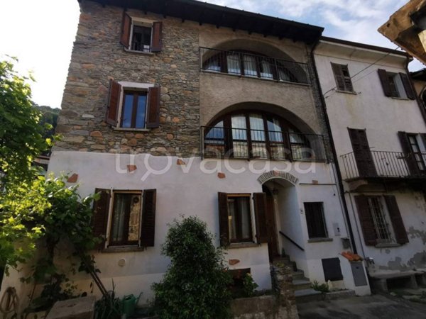 casa indipendente in vendita a Cuasso al Monte