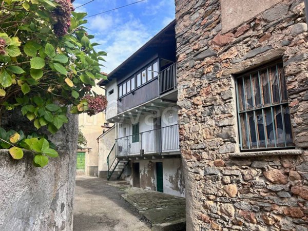 casa indipendente in vendita a Cuasso al Monte in zona Borgnana