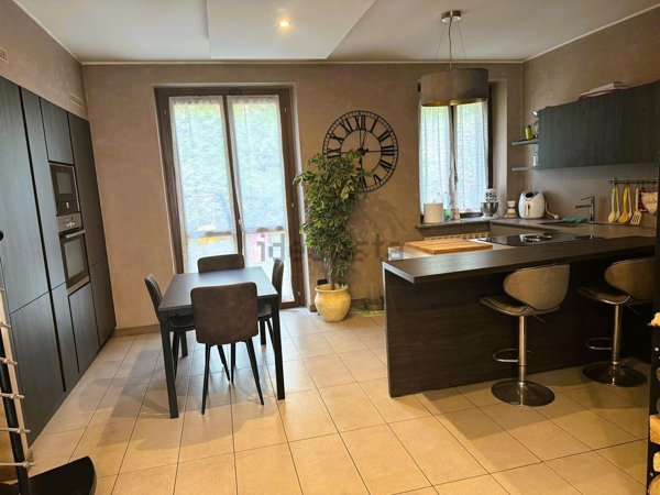 casa indipendente in vendita a Cuasso al Monte