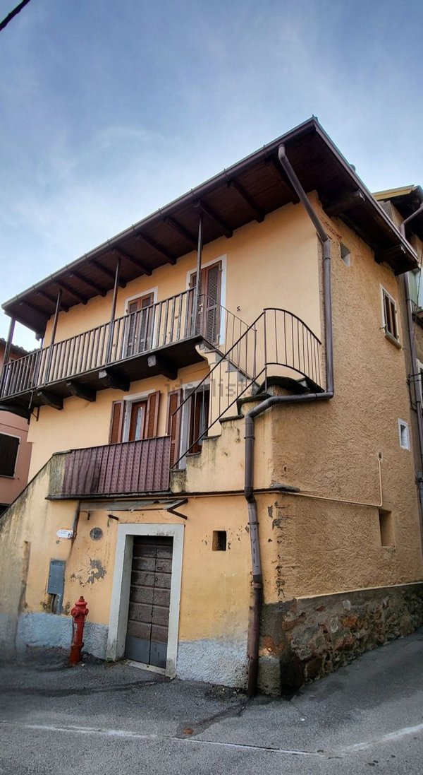 casa semindipendente in vendita a Cuasso al Monte in zona Cuasso al Piano
