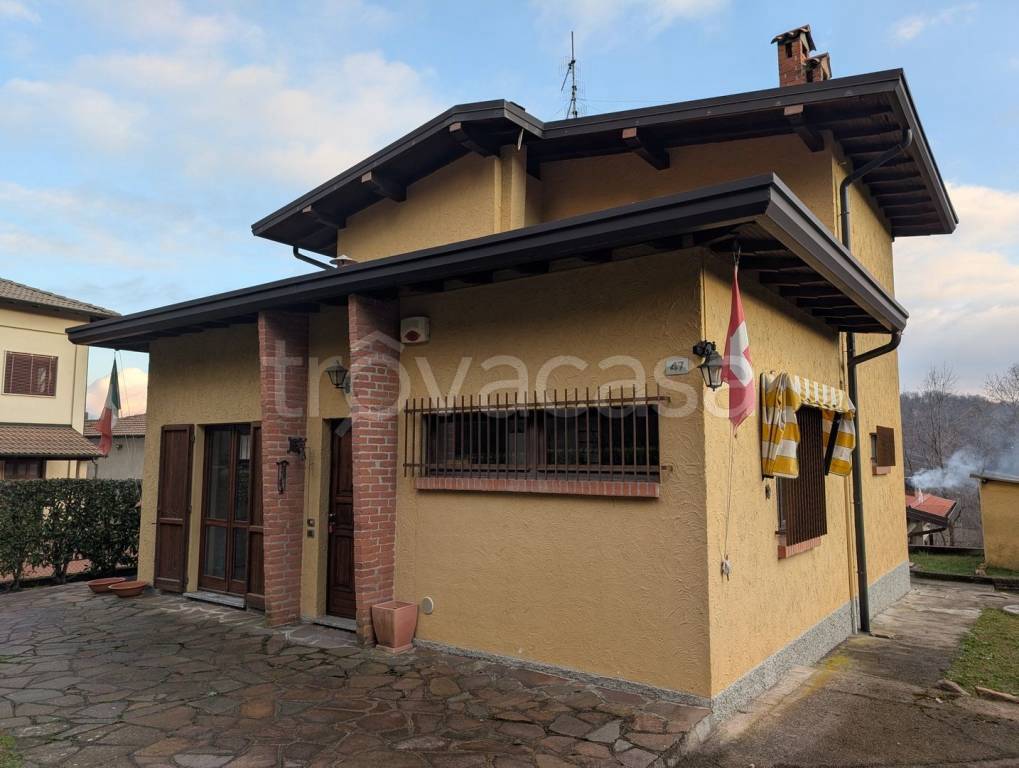 casa indipendente in vendita a Cuasso al Monte