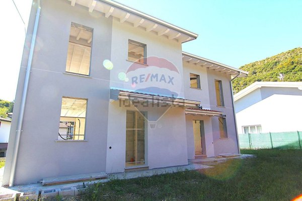 casa indipendente in vendita a Cuasso al Monte