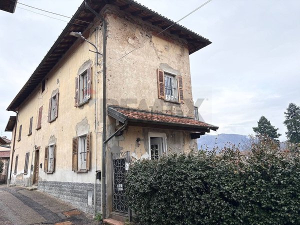 casa semindipendente in vendita a Cuasso al Monte in zona Borgnana